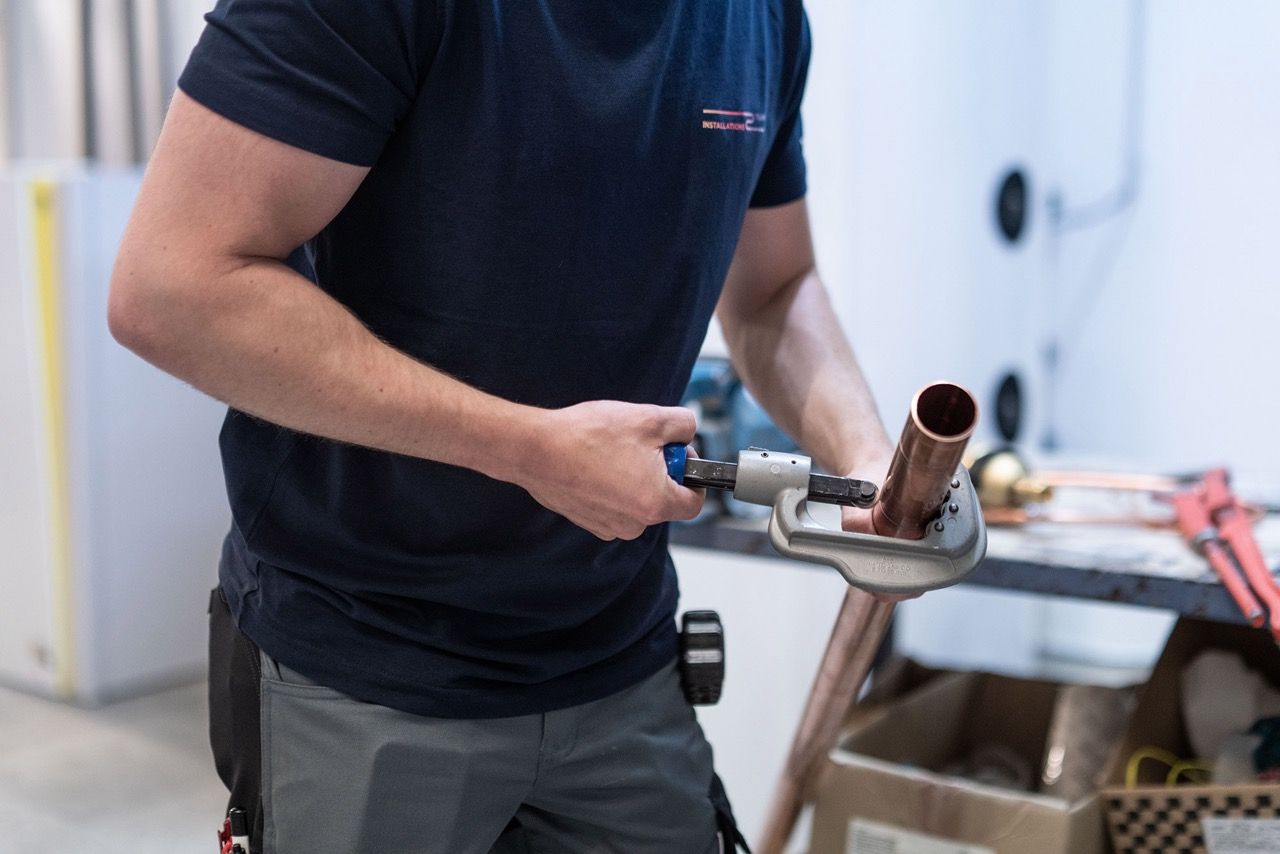 Installationsteam-Mitarbeiter bei der Arbeit