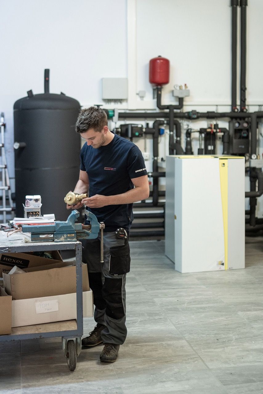 Installationsteam-Mitarbeiter bei der Arbeit