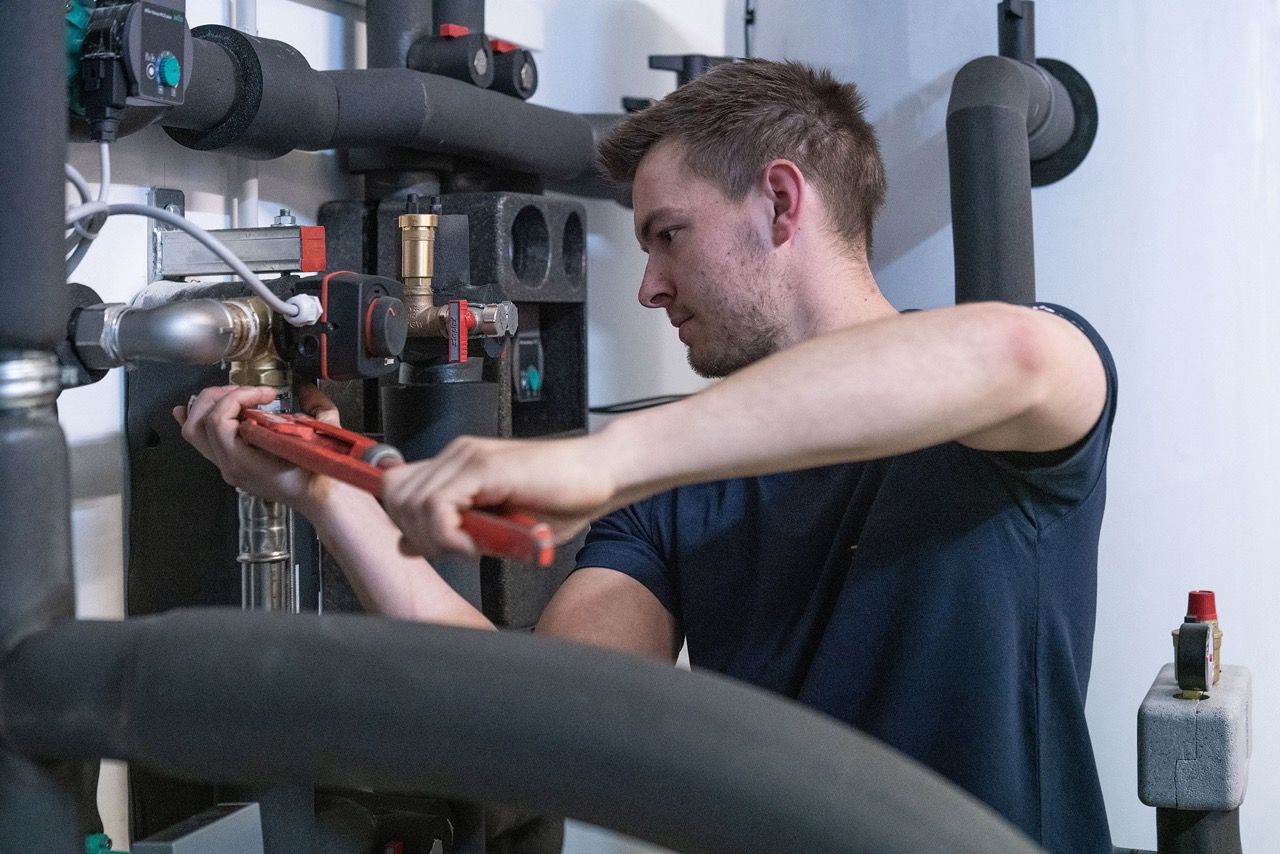 Installationsteam-Mitarbeiter bei der Arbeit