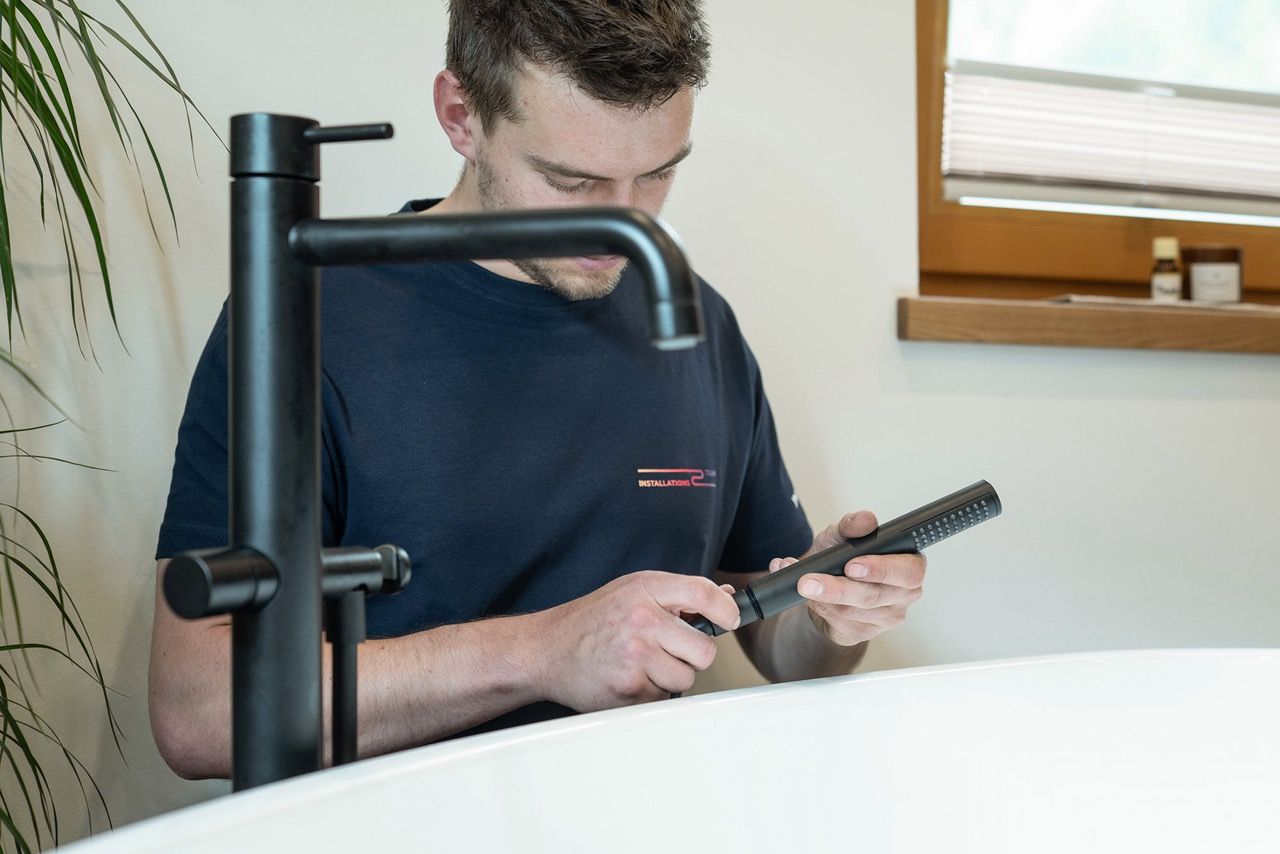 Installations-Team Mitarbeiter bei der Arbeit