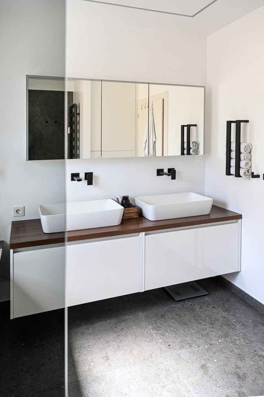 Badezimmer mit zwei Waschbecken