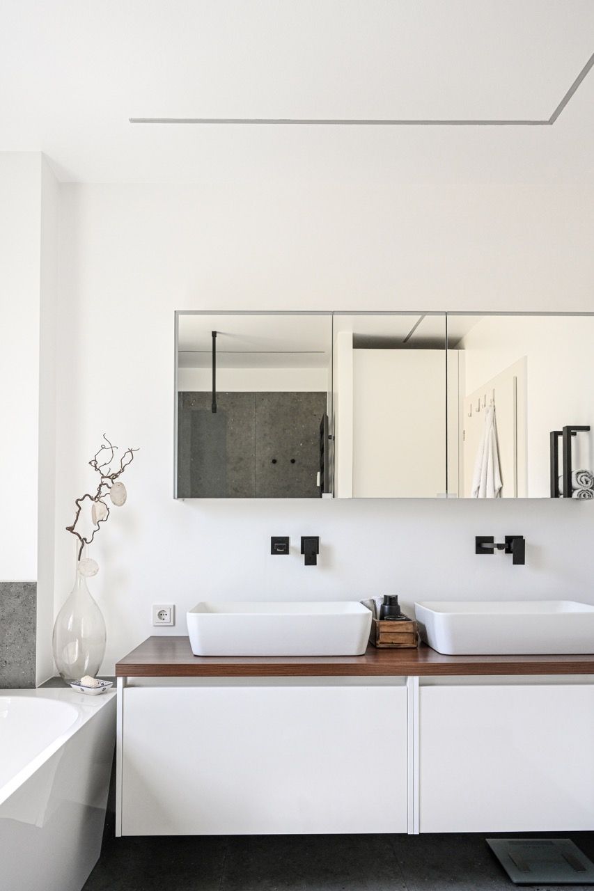 Badezimmer mit zwei Waschbecken