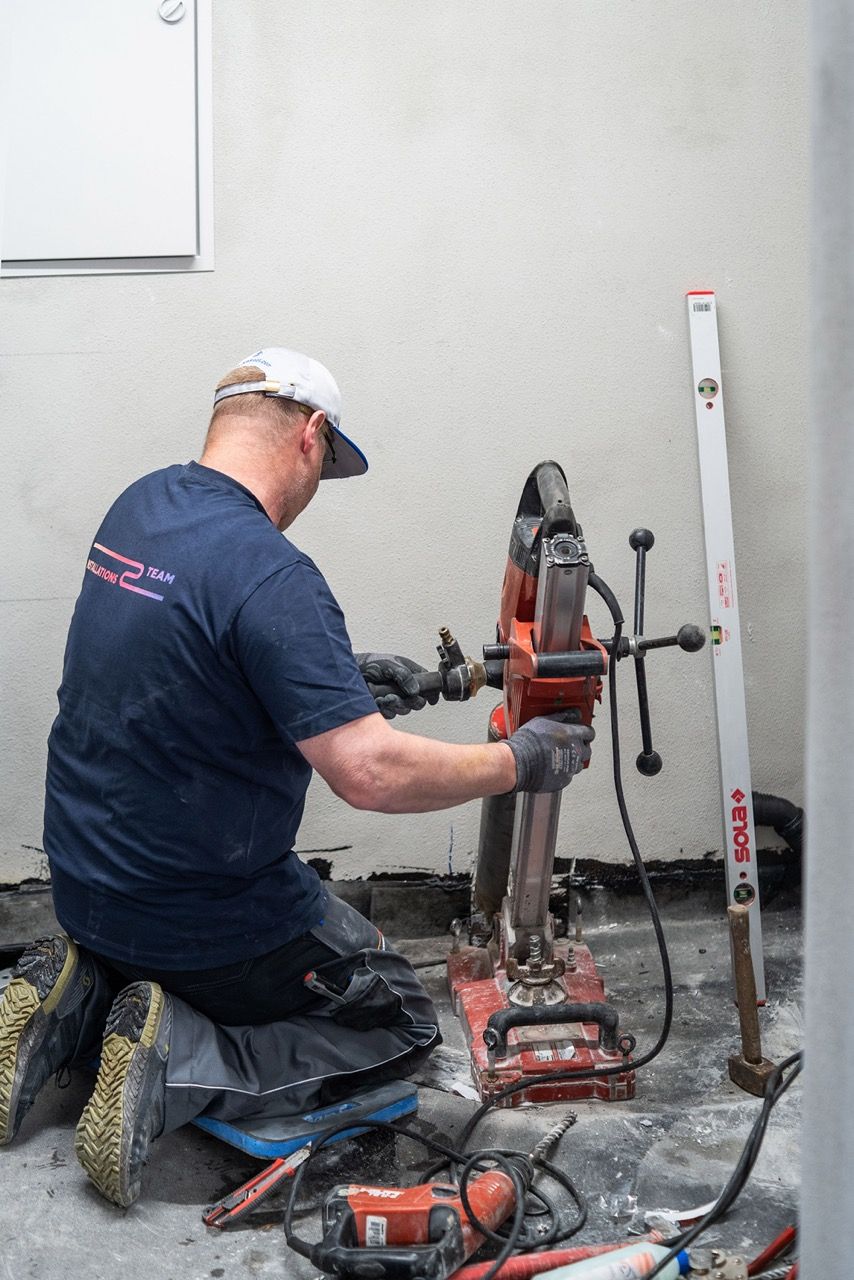 Installationsteam-Mitarbeiter bei der Arbeit