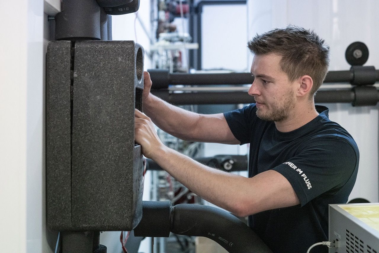 Installations-Team Mitarbeiter bei der Montage