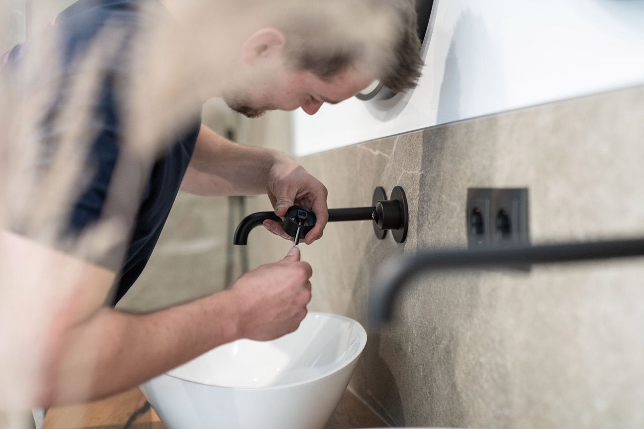 Installations-Team Mitarbeiter bei der Arbeit