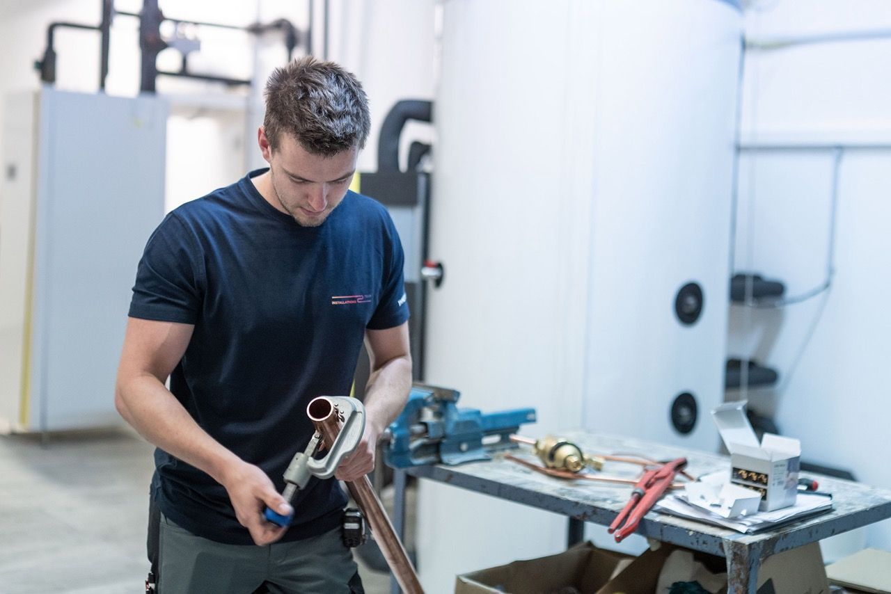 Installationsteam-Mitarbeiter bei der Arbeit