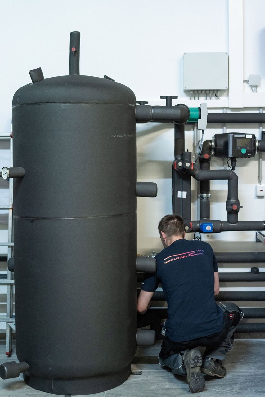 Installationsteam-Mitarbeiter bei der Arbeit